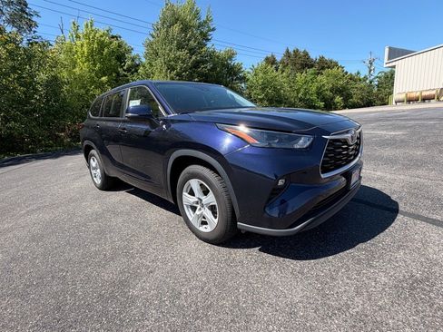 Used 2023 Toyota Highlander LE FWD image 3