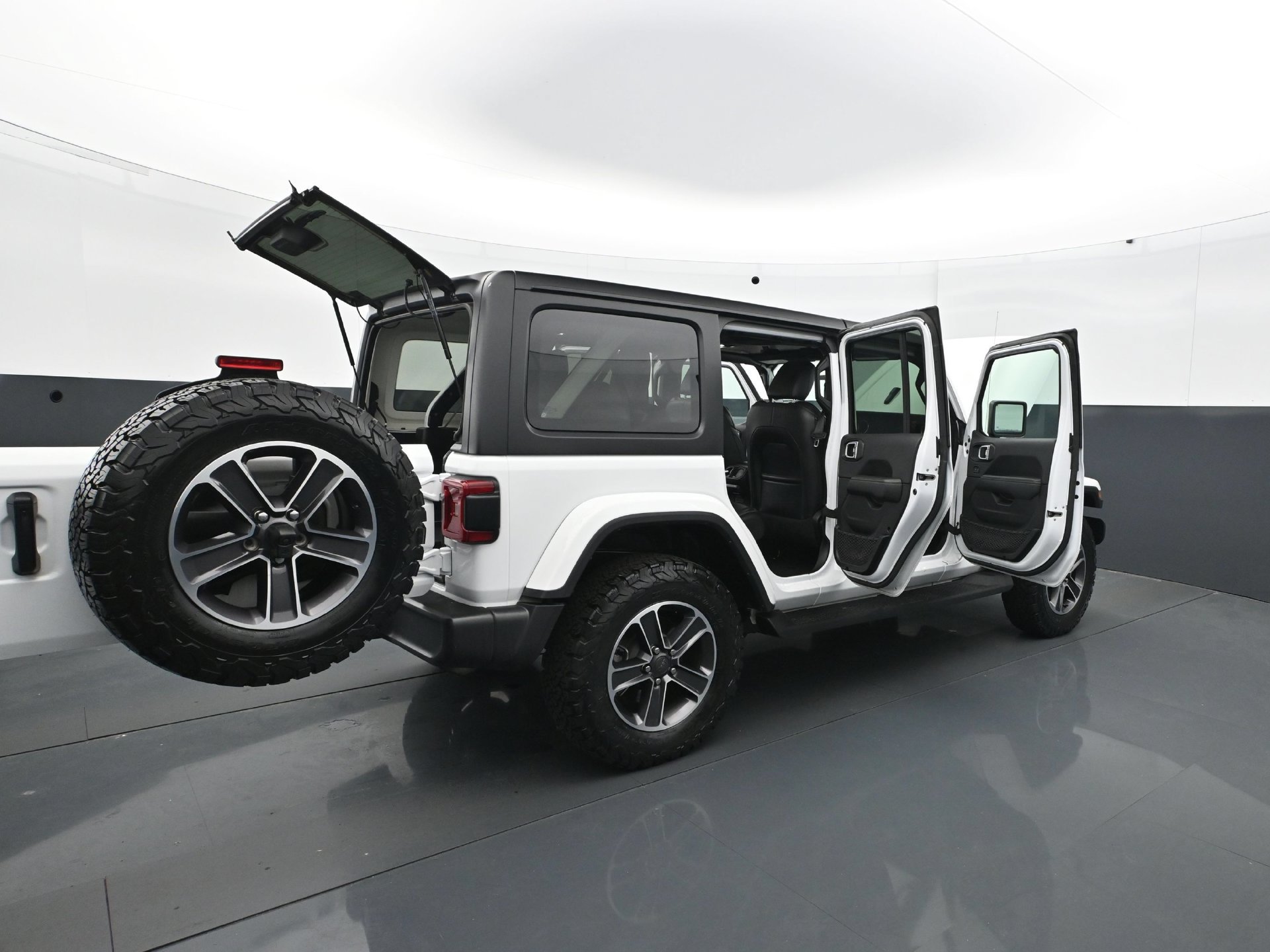 Used 2023 Jeep Wrangler Unlimited Sahara w/ LED Lighting Group AWD/4WD image 33