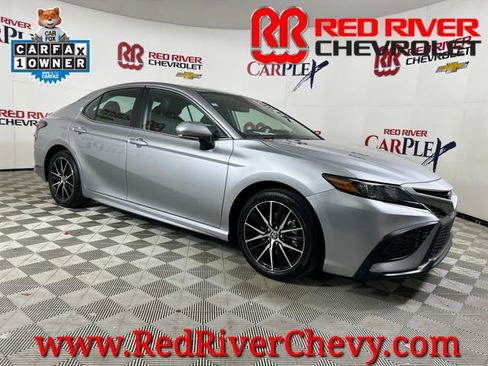 Used 2024 Toyota Camry SE image 1