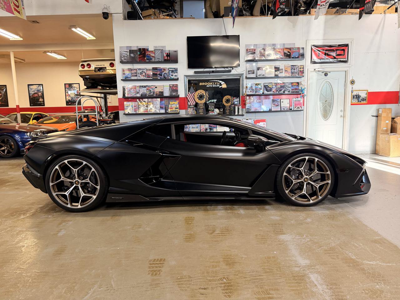 Used 2024 Lamborghini Revuelto AWD/4WD image 4