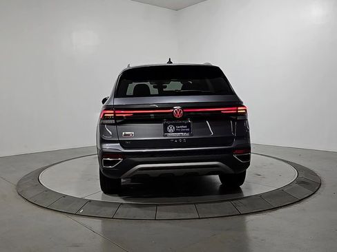 Certified 2025 Volkswagen Taos SE FWD image 4