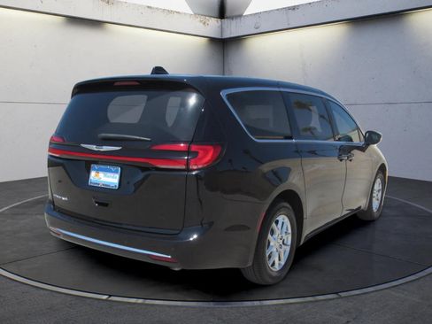 Used 2025 Chrysler Pacifica Select FWD image 5