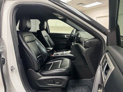 Used 2020 Ford Explorer XLT w/ Equipment Group 202A image 14