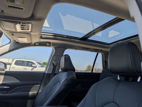 Used 2025 Toyota Grand Highlander FWD image 27