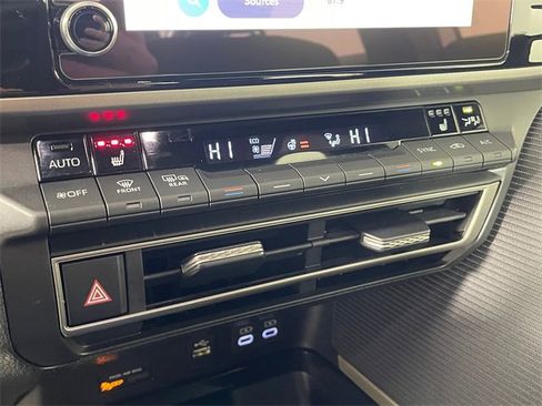 Used 2025 Toyota Camry SE w/ Convenience Package image 9