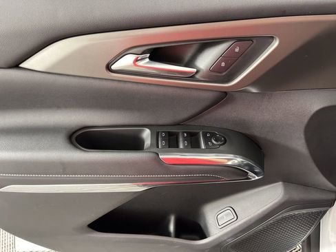 Used 2025 Chevrolet Traverse LT image 28