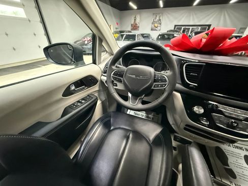 Used 2023 Chrysler Pacifica Touring-L image 25