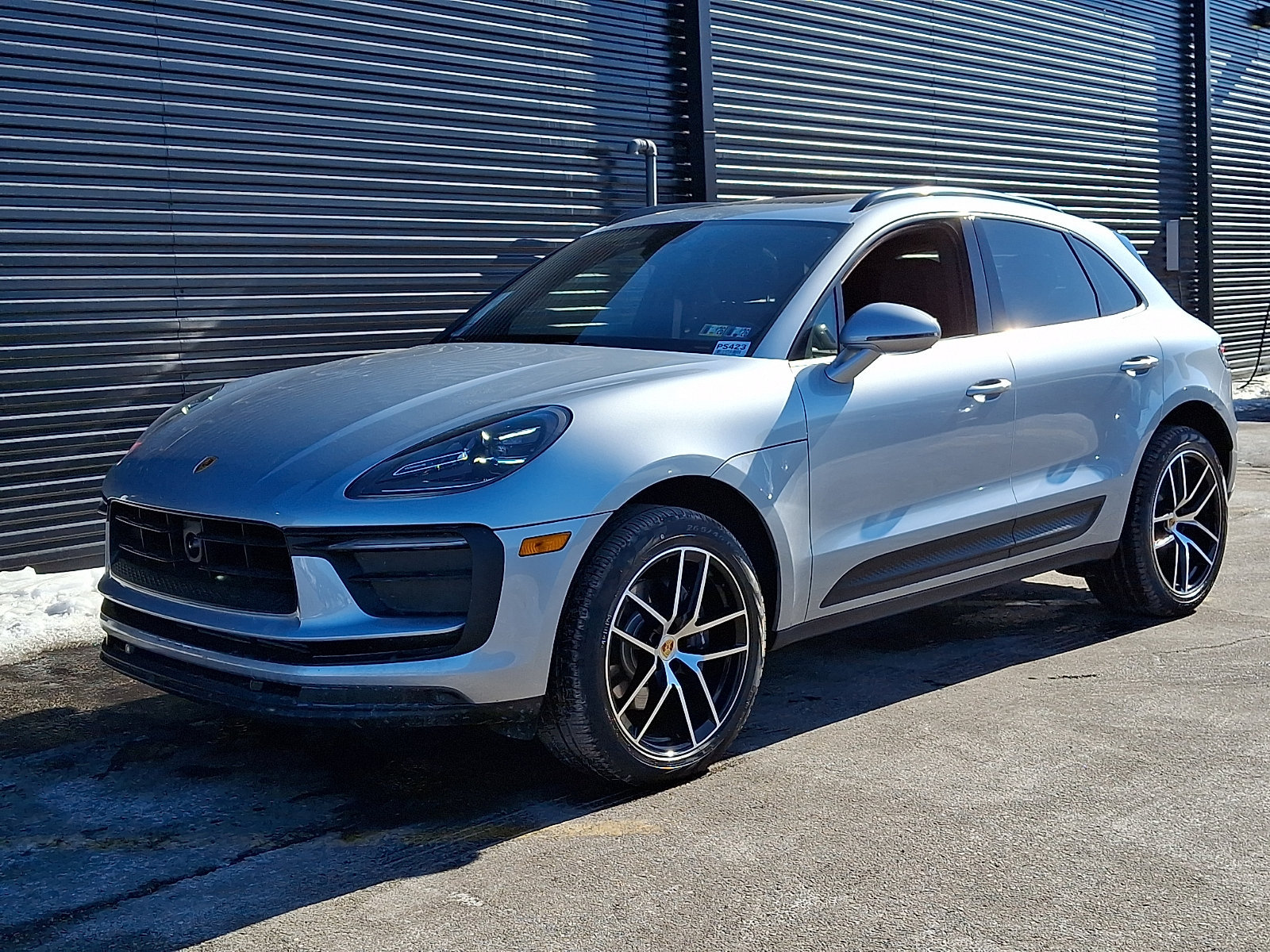 Certified 2025 Porsche Macan AWD/4WD image 1
