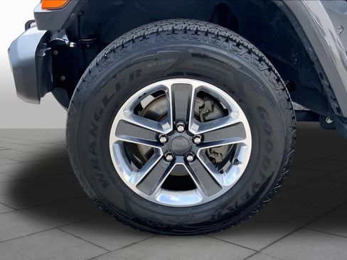 Used 2018 Jeep Wrangler Unlimited Sahara AWD/4WD image 11