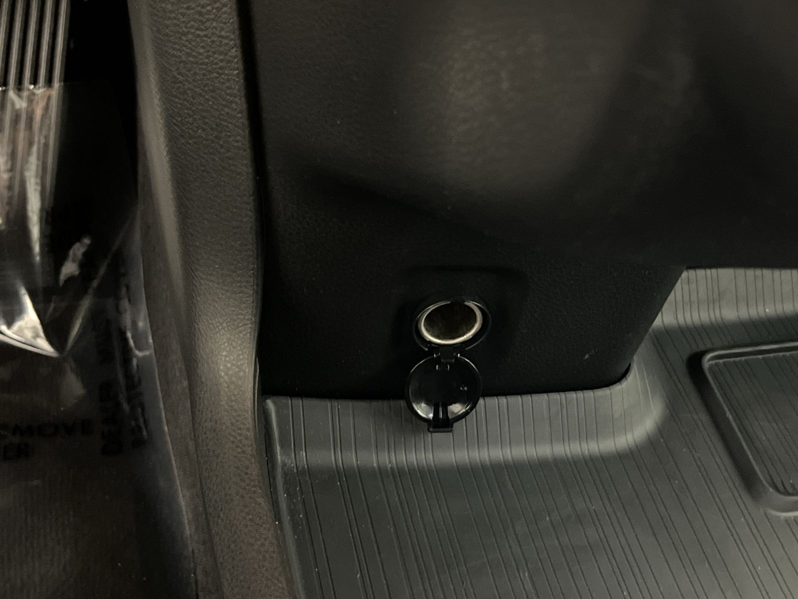 Used 2025 Toyota Sienna LE FWD image 34