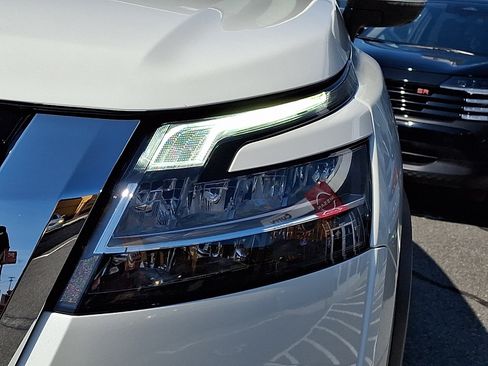 Certified 2024 Nissan Pathfinder Platinum AWD/4WD image 10