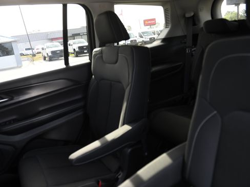 Used 2023 Jeep Grand Cherokee L Laredo RWD image 12