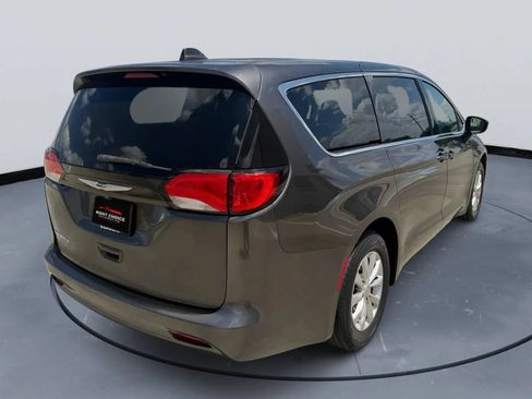 Used 2017 Chrysler Pacifica Touring FWD image 6