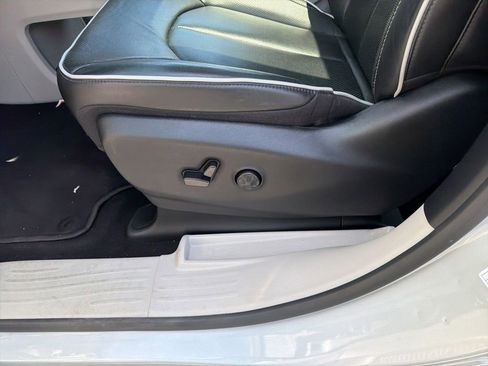 Used 2024 Chrysler Pacifica Limited FWD image 16