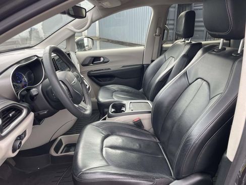 Used 2022 Chrysler Pacifica Touring-L image 12