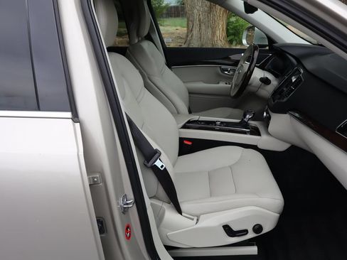 Used 2016 Volvo XC90 T6 Momentum w/ Momentum Plus Package AWD/4WD image 24