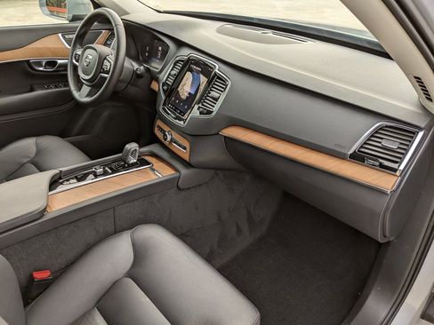 Certified 2024 Volvo XC90 T8 Plus w/ Protection Package Premier image 21