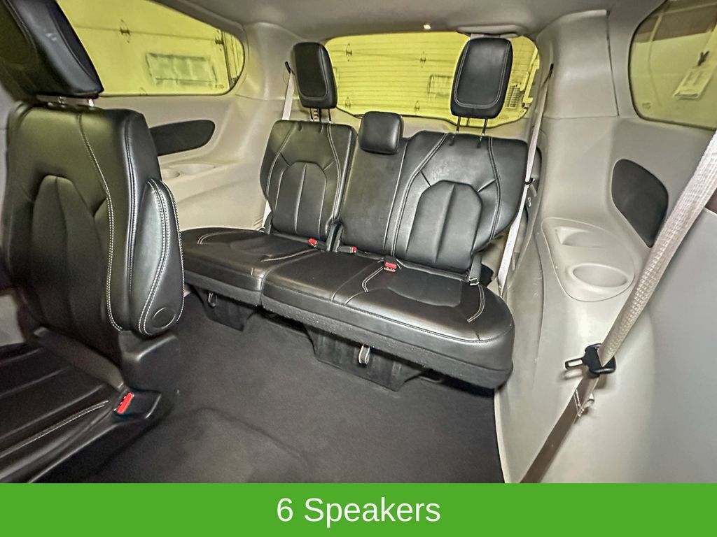 Used 2024 Chrysler Pacifica Touring-L FWD image 4