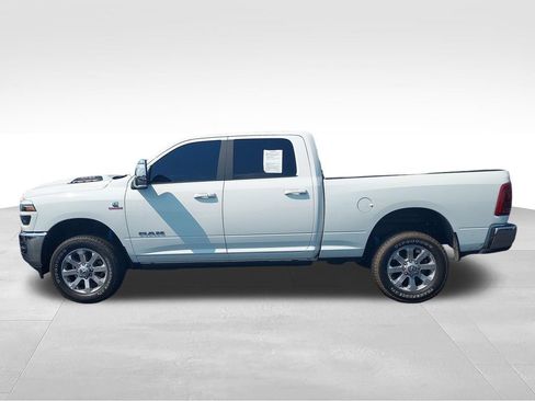 Used 2025 RAM 2500 Laramie AWD/4WD image 2