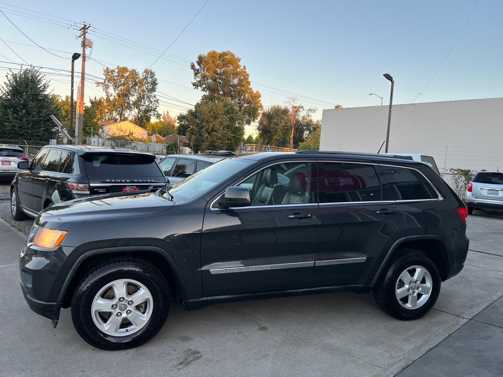 Used 2011 Jeep Grand Cherokee Laredo AWD/4WD image 4