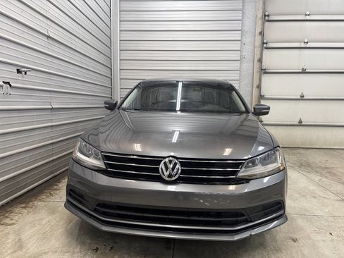 Used 2017 Volkswagen Jetta SE image 2