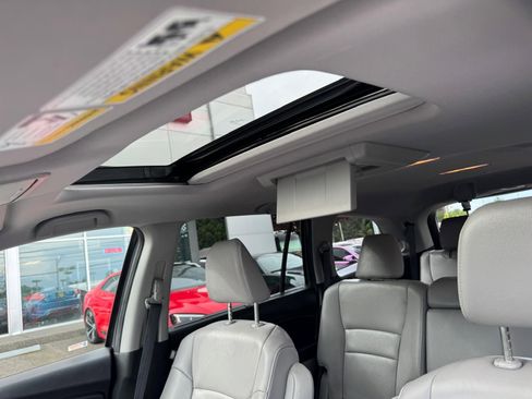 Used 2017 Honda Pilot Touring image 16
