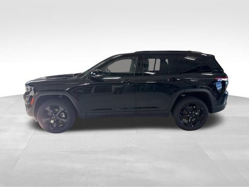 Used 2025 Jeep Grand Cherokee Limited w/ Black Appearance Package AWD/4WD image 2