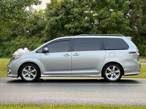 Used 2013 Toyota Sienna SE image 3