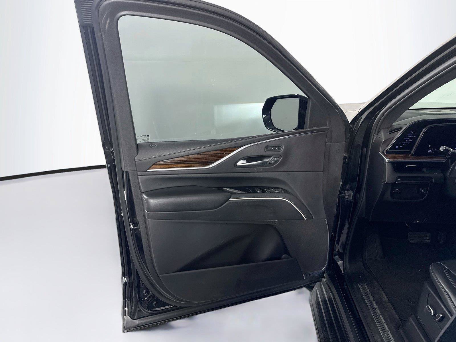 Used 2023 Cadillac Escalade Luxury RWD image 7