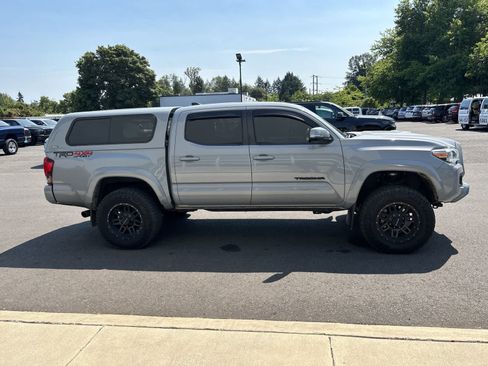Used 2019 Toyota Tacoma TRD Sport AWD/4WD image 6