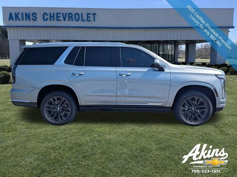 Used 2025 Cadillac Escalade Premium Luxury AWD/4WD image 3