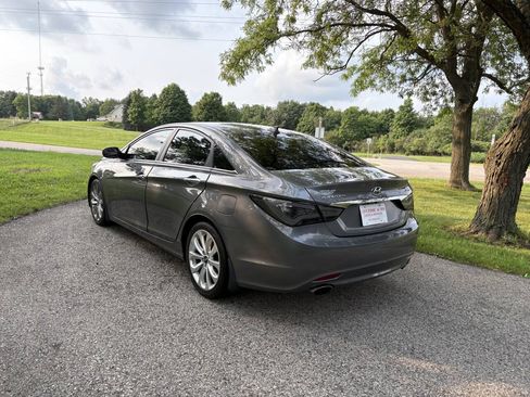 Used 2012 Hyundai Sonata SE w/ Navigation & Sunroof Pkg FWD image 3