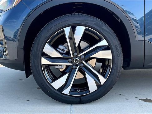 New 2026 Volvo XC40 B5 Plus w/ Protection Package Premier image 24