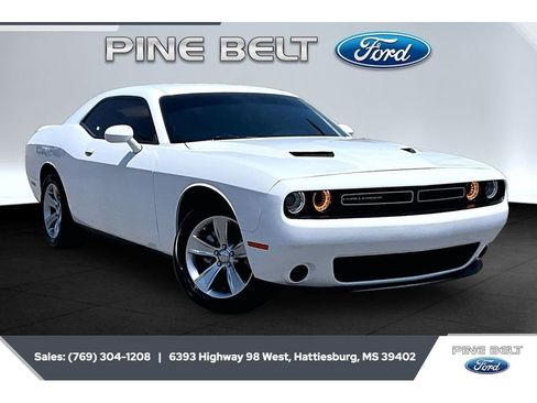 Used 2022 Dodge Challenger SXT RWD image 1