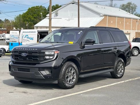 Used 2025 Ford Expedition Active RWD image 2
