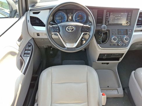 Used 2020 Toyota Sienna L image 13