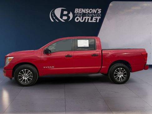 Used 2022 Nissan Titan SV image 2