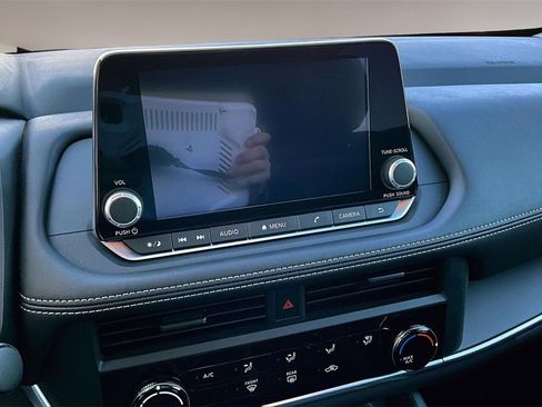 Used 2025 Nissan Rogue S image 6