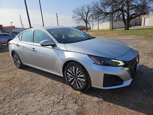 Used 2023 Nissan Altima 2.5 SV image 1