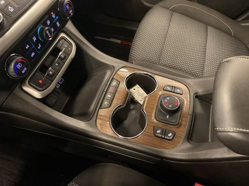 Used 2023 GMC Acadia SLE w/ Driver Convenience Package image 13