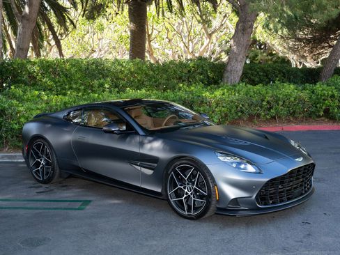 Used 2025 Aston Martin Vanquish RWD image 1