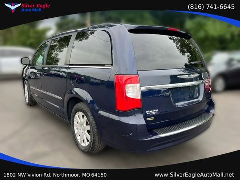 Used 2015 Chrysler Town & Country Touring FWD image 4
