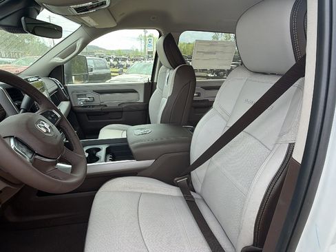 New 2026 RAM 2500 Laramie AWD/4WD image 17
