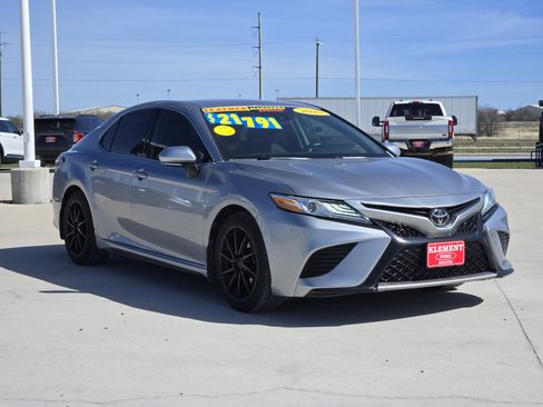 Used 2020 Toyota Camry XSE image 3