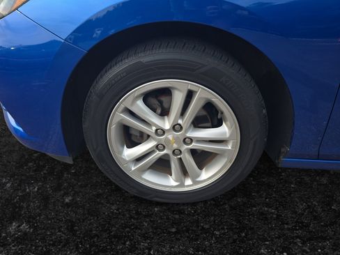 Used 2017 Chevrolet Cruze LT w/ Convenience Package FWD image 9