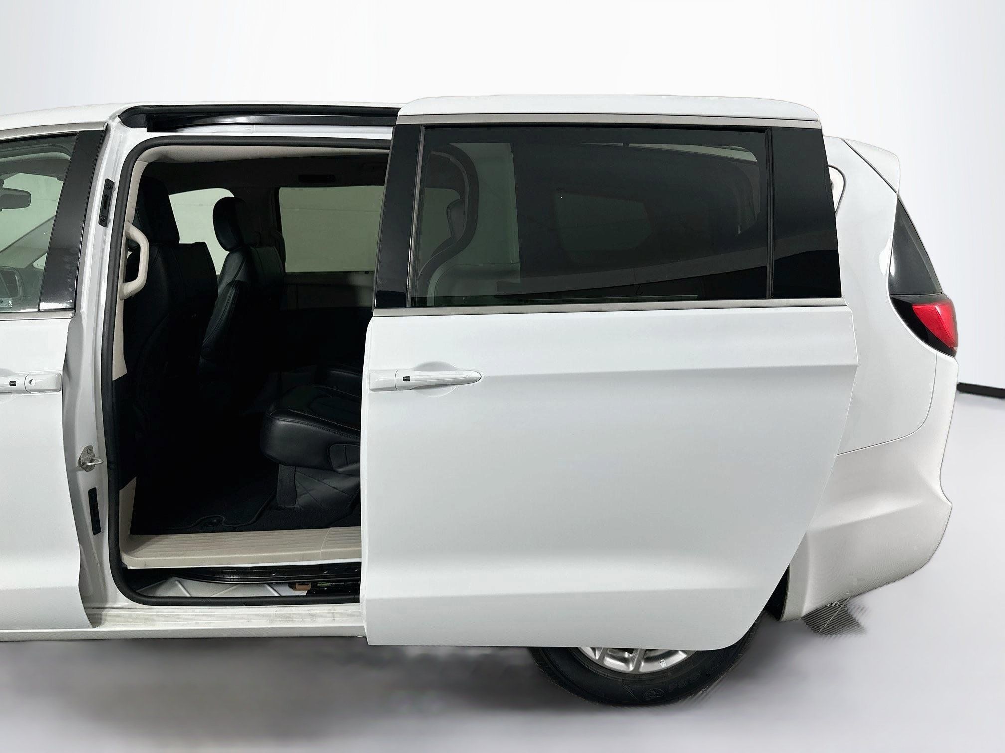 Used 2024 Chrysler Pacifica Touring-L FWD image 25