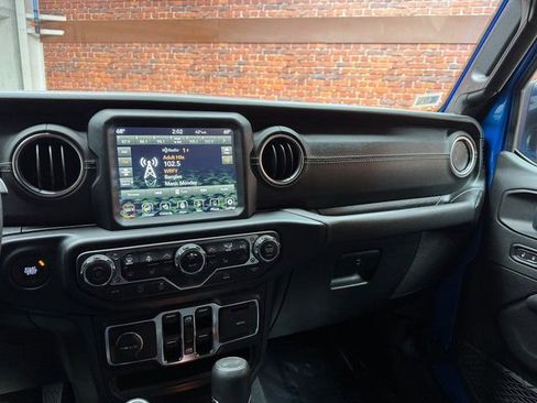 Used 2022 Jeep Wrangler Unlimited Sahara w/ Cold Weather Group image 17