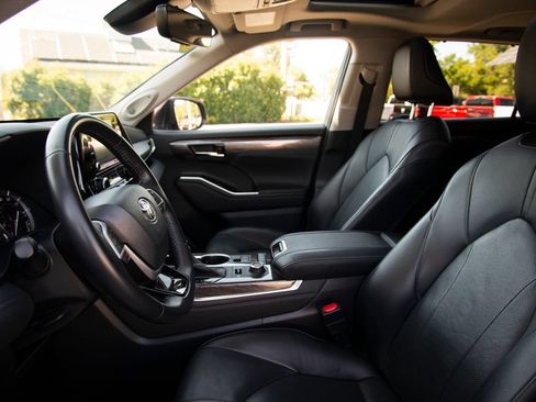 Used 2022 Toyota Highlander Limited AWD/4WD image 11