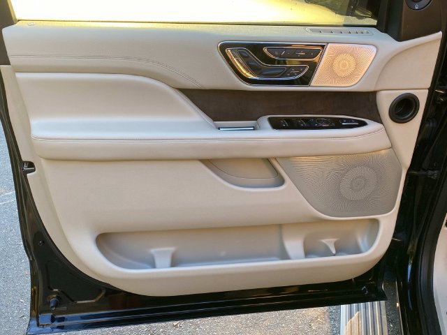 Used 2020 Lincoln Navigator Reserve w/ Luxury Package AWD/4WD image 13