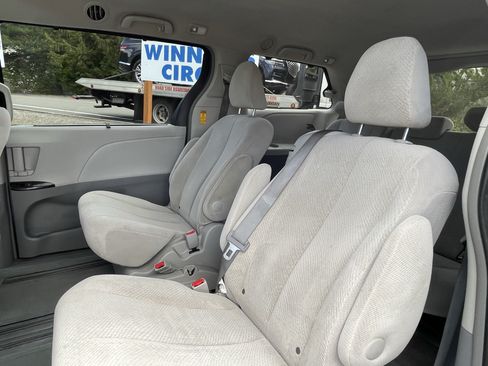 Used 2013 Toyota Sienna LE w/ Towing Pkg FWD image 15
